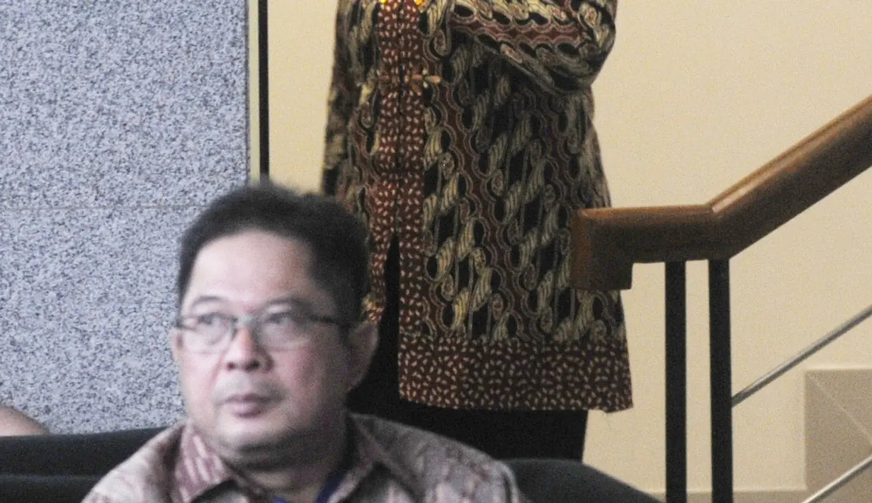 Wakil Ketua Umum Partai Demokrat, Nurhayati Ali Assegaf menuruni tangga seusai menjalani pemeriksaan di gedung KPK, Jakarta, Selasa (26/6). Nurhayati diperiksa sebagai saksi  dalam kasus korupsi proyek e-KTP. (Merdeka.com/Dwi Narwoko)