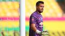 Sergio Romero. Kiper asal Argentina ini telah menginjak usia 34 tahun dan telah membela Manchester United sejak musim 2015/2016. Setelah kembalinya Dean Henderson, kini hanya menjadi kiper nomor 3 di Skuat Setan Merah dan belum sekalipun dimainkan musim ini. (AFP/Catherine Ivill/Pool)