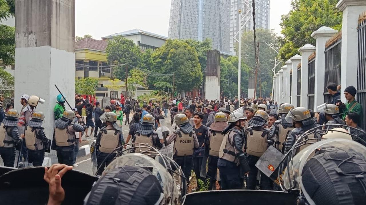 Makin Panas, Pendemo Depan Gedung DPR Emosi Rusak Pos Penukaran Identitas dan Bakar Motor