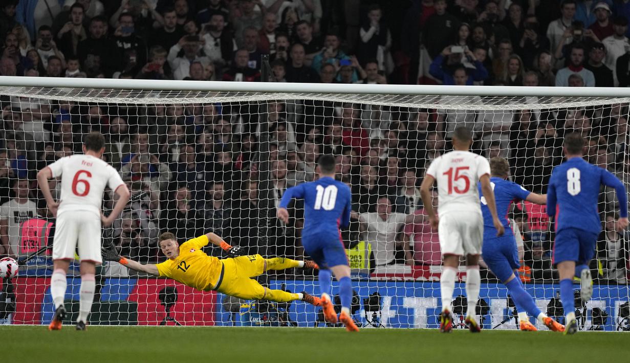 Harry Kane menjadi penentu kemenangan Inggris. Sang kapten berhasil merobek gawang Swiss yang dikawal Jonas Omlin lewat tendangan penaltinya. (AP/Alastair Grant)