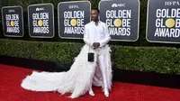 Billy Porter kenakan gaun berdetail bulu-bulu dan kristal swarovski saat menghadiri acara Golden Globe 2020. (FRAZER HARRISON / GETTY IMAGES NORTH AMERICA / AFP)