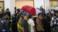 Anggota Paspampres mengangkat peti jenazah Presiden RI ke-3 BJ Habibie di Rumah Duka RSPAD, Jakarta, Rabu (11/9/2019). Peti jenazah BJ Habibie diselimuti bendera Merah Putih untuk disemayamkan di rumah duka Patra Kuningan sebelum dimakamkan di TMP Kalibata. (Liputan6.com/Helmi Fithriansyah)