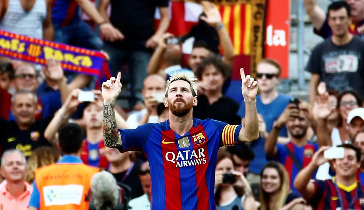 Ekspresi pemain Barcelona, Lionel Messi, setelah mencetak gol ke gawang Real Betis dalam laga La Liga di Stadion Camp Nou, Minggu (21/8/2016) dini hari WIB. (AFP/Pau Barrena)