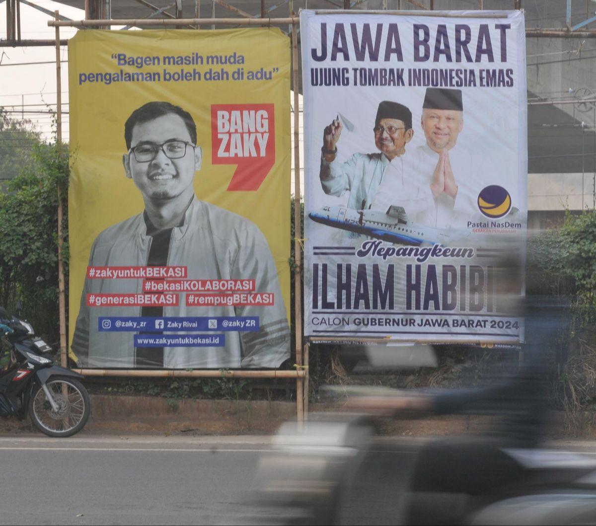 Sejumlah pengendara melintas di dekat alat peraga kampanye pemilihan kepala daerah (pilkada) yang terpasang di Jalan Raya Bekasi, Bekasi, Jawa Barat, Kamis (11/7/2024). Meski masa kampanye Pilkada Serentak 2024 belum dimulai, alat peraga tampak bertebaran