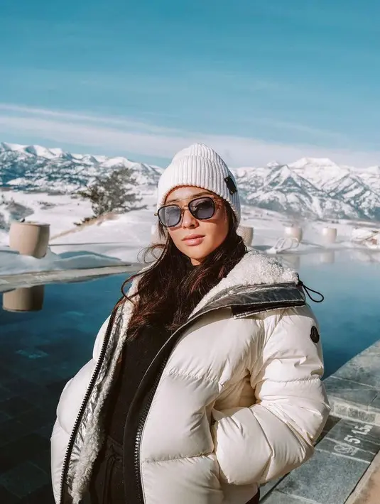 Selama di Amerika, bumil ini kerap mencuri perhatian berkat penampilannya yang stylish meski berbadan dua. Seperti potret ini, Nikita Willy memadukan puff jacket dengan inner warna hitam dan aksesori berupa beanie serta kacamata hitam. (Instagram/nikitawillyofficial94).