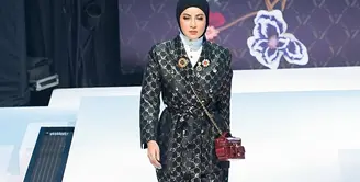 Sebagai salah satu muse di fashion show Vivi Zubedi, Olla Ramlan berhasil mencuri perhatian dengan penampilannya yang elegan dan berkelas. [@vivizubedi].