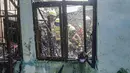 Petugas pemadam kebakaran melakukan pendinginan ruang gudang yang terbakar di SDN Srengseng sawah 04, Jakarta Selatan, kamis, 06 Agustus 2026. (KLY/ Arie Basuki)