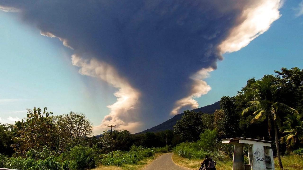 FOTO: Eruspsi Dahsyat Lewotobi Laki-Laki, Kolom Abu Capai 18 Kilometer