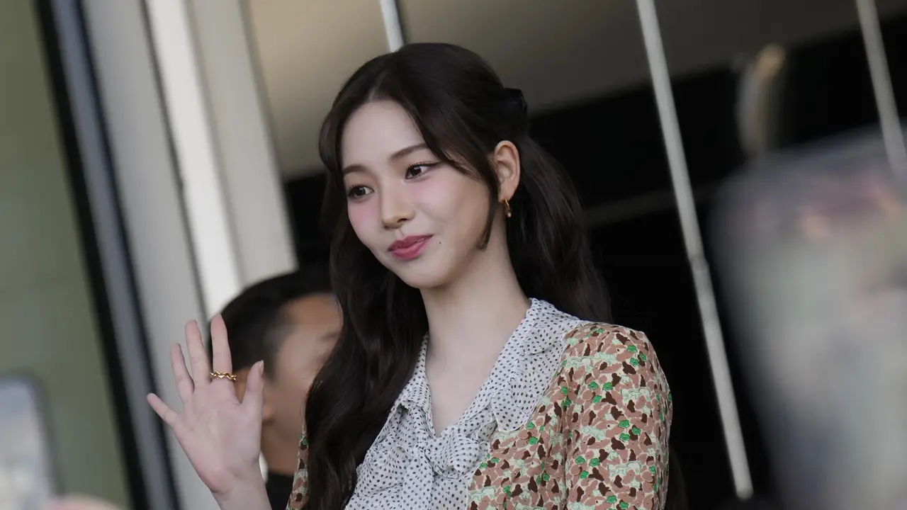 Gaya Santun Karina aespa Berbalut Gaun Prada, Dugaan Body Makeup Kembali Mencuat