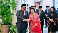 Presiden Prabowo Subianto menggandeng Megawati Soekarnoputri usai upacara hari lahir Pancasila