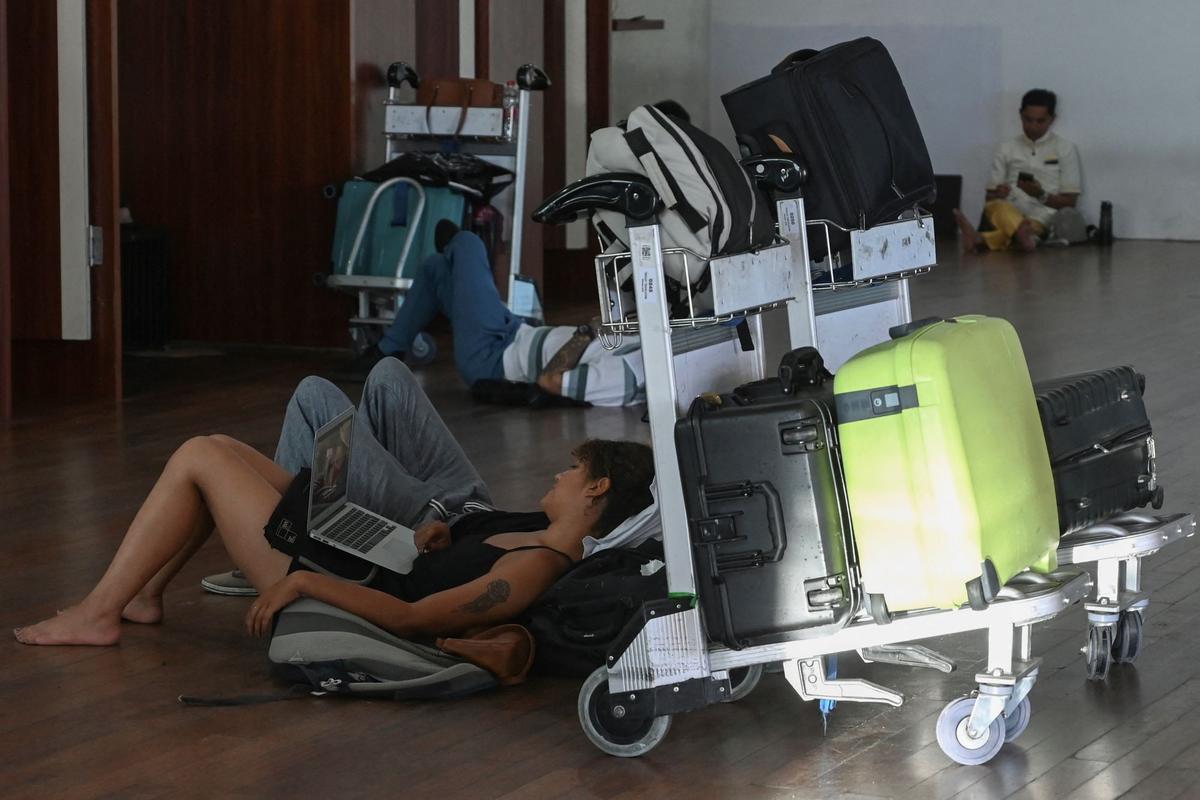 Suasana Bandara Ngurah Rai terdampak letusan Gunung Lewotobi Laki-Laki