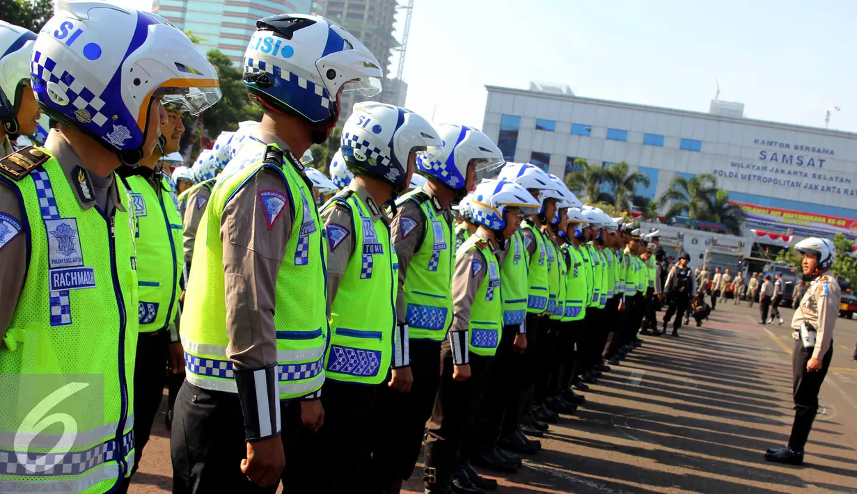 Anggota kepolisian dari satuan lalu lintas berbaris usai Apel Pasukan Operasi Ketupat Jaya 2015 di Mapolda Metro Jaya, Jakarta, Kamis (9/7/2015). Operasi Ketupat 2015 dilaksanakan 9 sampai 25 Juli 2015. (Liputan6.com/Helmi Afandi)