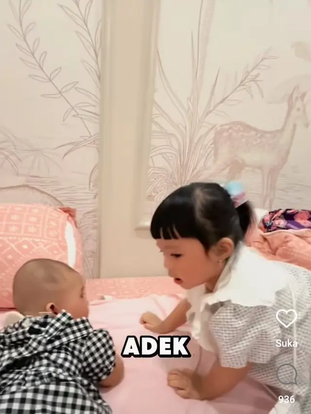 Potret Ameena jaga sang adik Baby Azura (Sumber: Instagram/@attahalilintar)