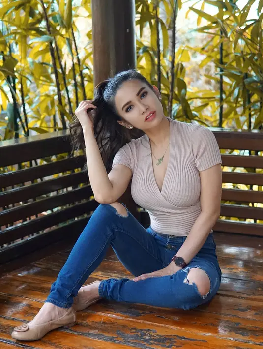 Bagaimana penampilan Maria Vania dengan jeans robek-robek, kece badai kan? (FOTO: instagram.com/maria_vaniaa/)