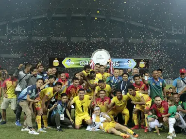 Pemain Bhayangkara FC merayakan keberhasilan meraih gelar juara Liga 1 2017 di Stadion Patriot Bekasi, Sabtu (12/11/2017). Bhayangkara kalah 1-2 lawan Persija. (Bola.com/Nicklas Hanoatubun)