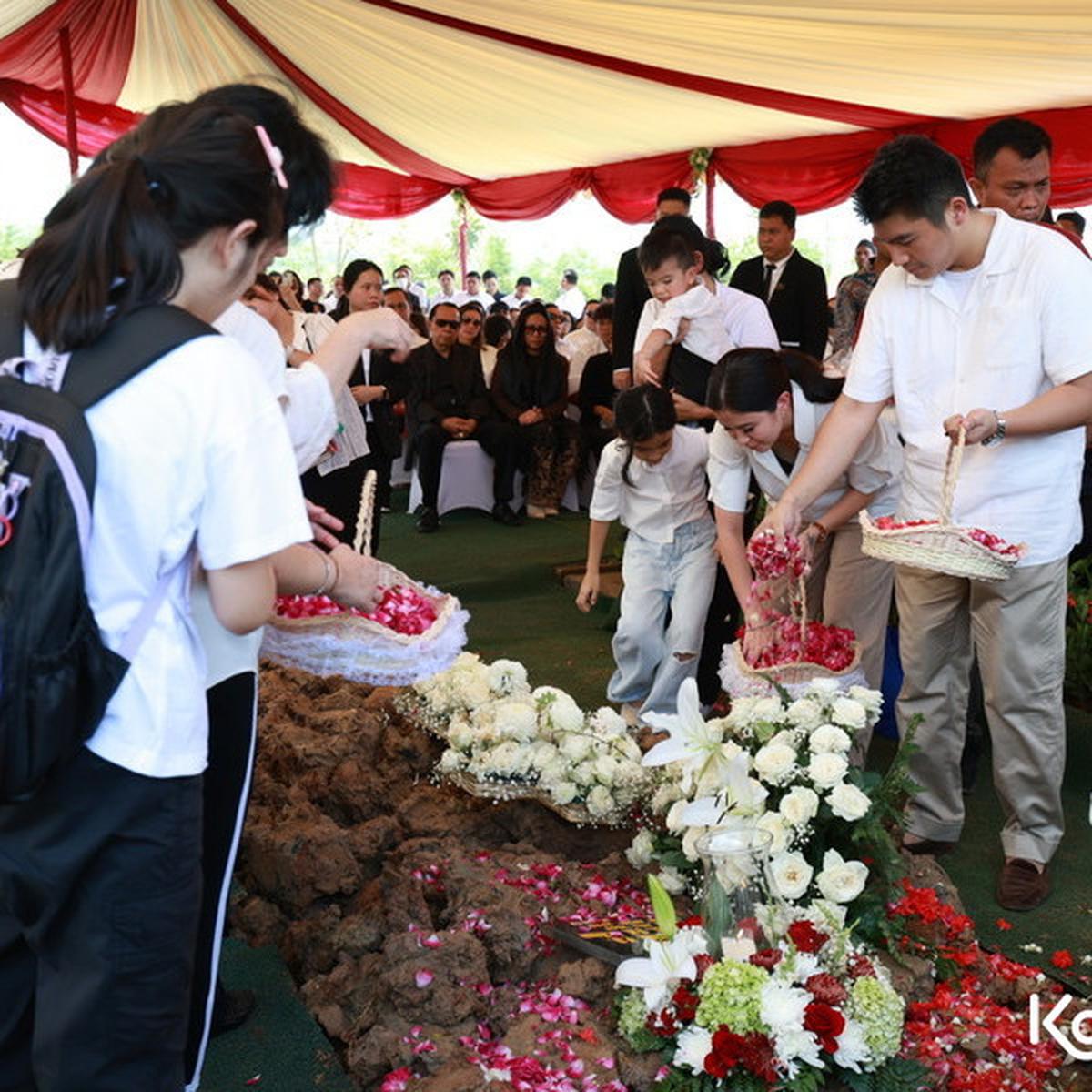 Penuh Haru, Momen Tabur Bunga Penuh Air Mata di Pemakaman Hotma Sitompul