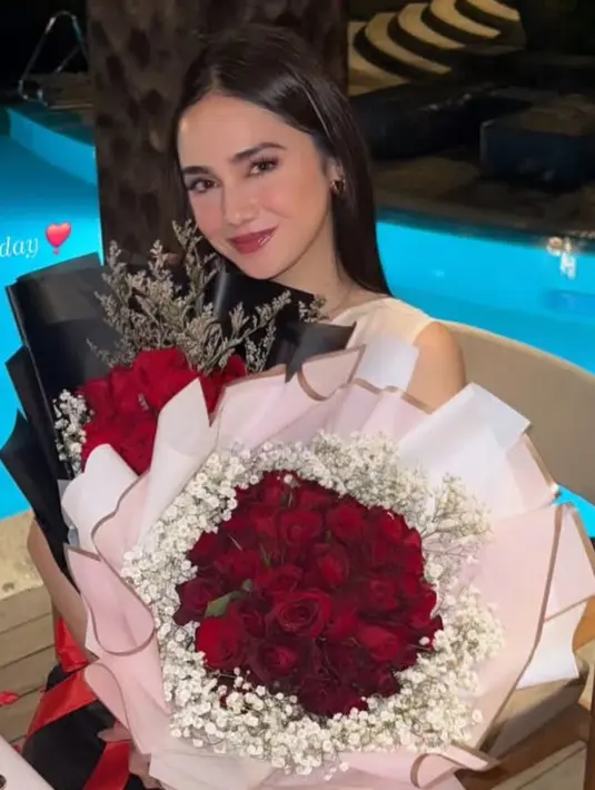 Syifa Hadju tampak menerima dua buket mawar merah dari El Rumi. Ia pun tampil dengan dress putih sleeveless. [@elelrumi]