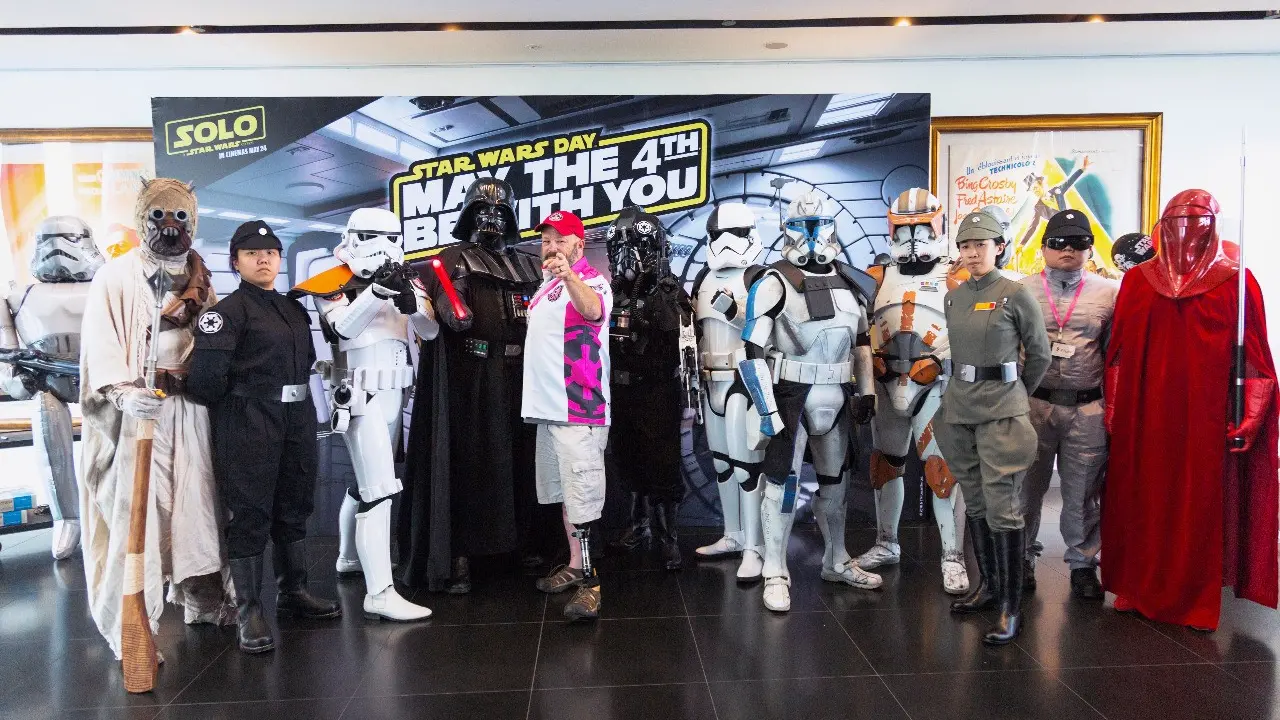 Albin Johnson, bersama anggota 501st Legion (The Walt Disney Indonesia)