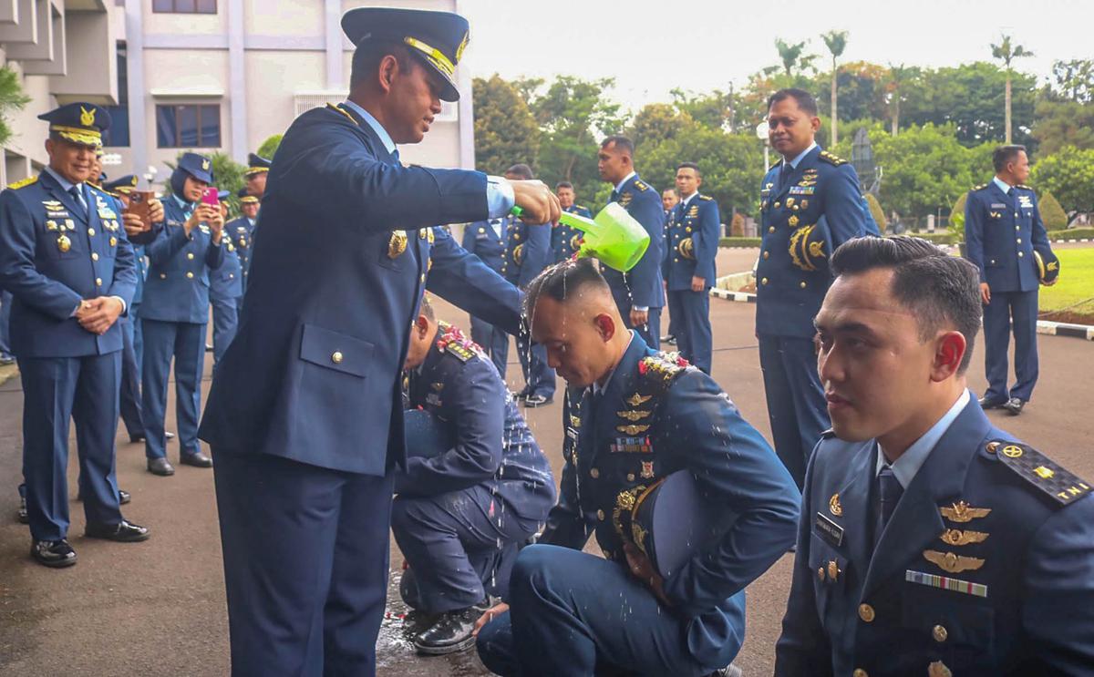 FOTO: Tradisi Mandi Kembang Warnai Kenaikan Pangkat di Koopsudnas