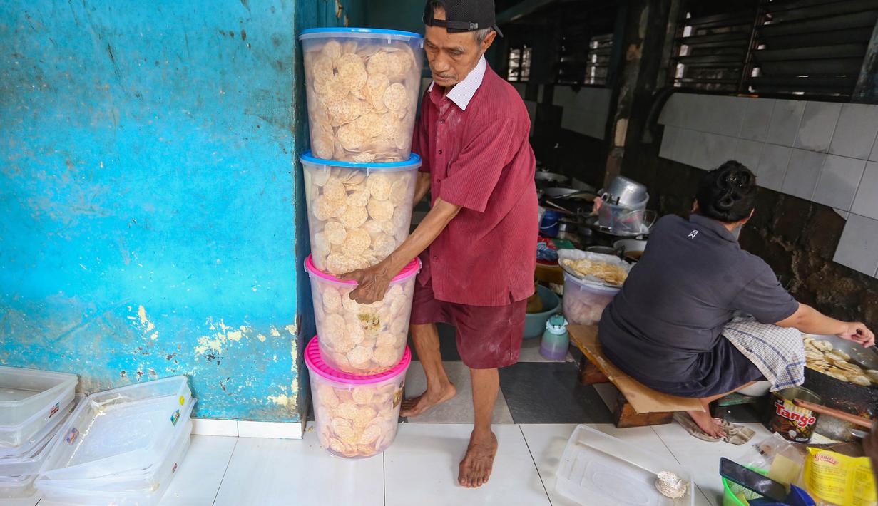 Seiring waktu, usaha yang dimulai dari skala kecil itu tumbuh menjadi salah satu penggerak ekonomi warga di lingkungan sekitar. Tampak dalam foto, pekerja menyelesaikan pembuatan keripik tempe di rumah usaha Keripik Tempe Mama Tina, Kebayoran Baru, Jakarta Selatan, Kamis (7/5/2026). (merdeka.com/Arie Basuki)