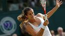 Amelie Mauresmo meraih gelar Wimbledon pada 2006 usai menaklukkan petenis Belgia, Justine Henin 2-6, 6-3, 6-4.  (AFP/Adrian Dennis)
