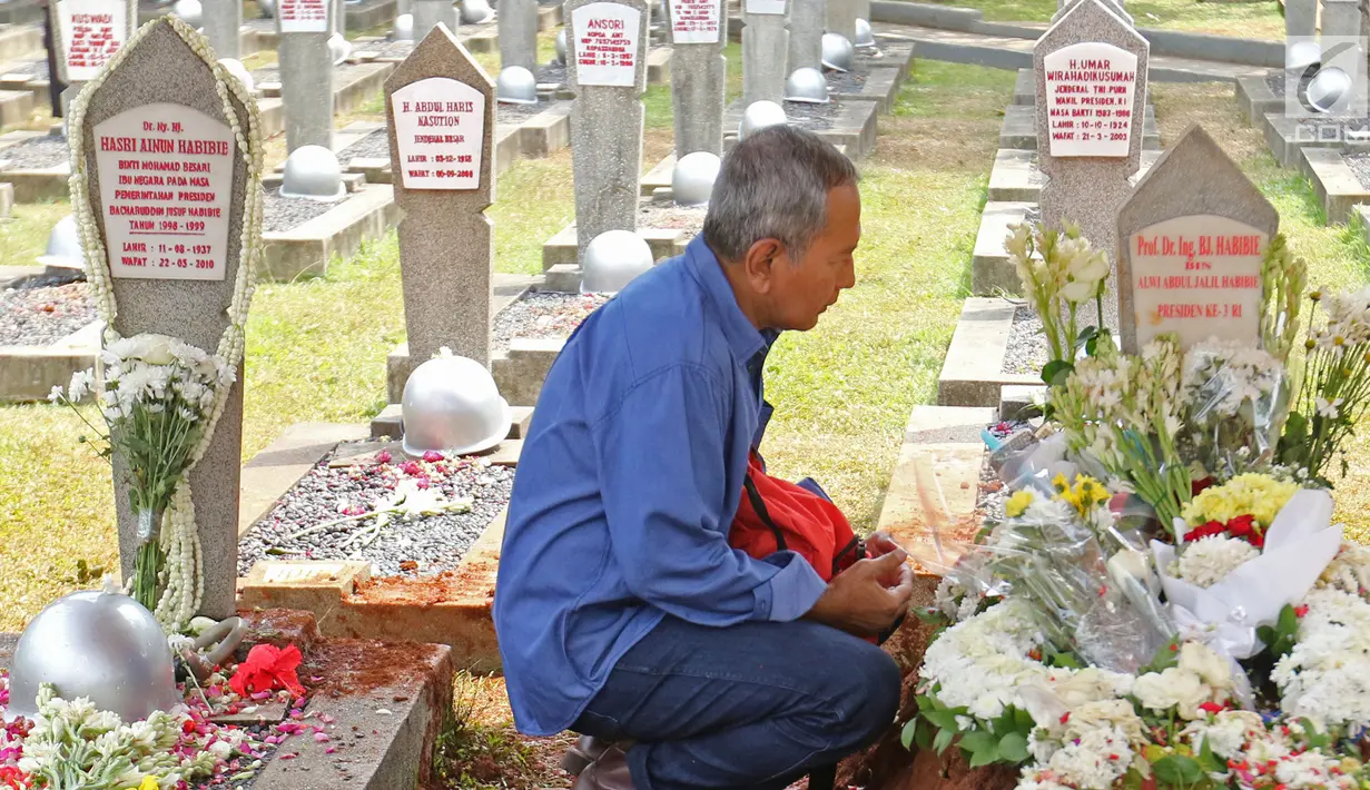 Warga berziarah di pusara Presiden ke-3 RI BJ Habibie yang bersebelah dengan sang istri, Hasri Ainun Besari di Taman Makam Pahlawan Kalibata, Jakarta, Jumat (13/9/2019). Sesuai permintaannya semasa hidup, Habibie dimakamkan bersebelahan dengan mendiang istrinya, Ainun. (Liputan6.com/Herman Zakharia)