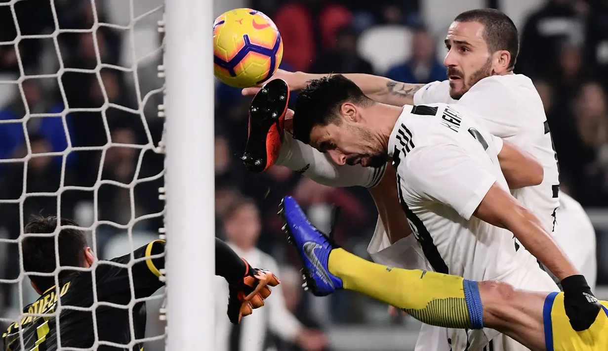 Bek Juventus, Leonardo Bonucci, membobol gawang Frosinone pada laga Serie A di Stadion Allianz, Turin, Jumat (15/2). Juventus menang 3-0 atas Frosinone. (AFP/Marco Bertorello)