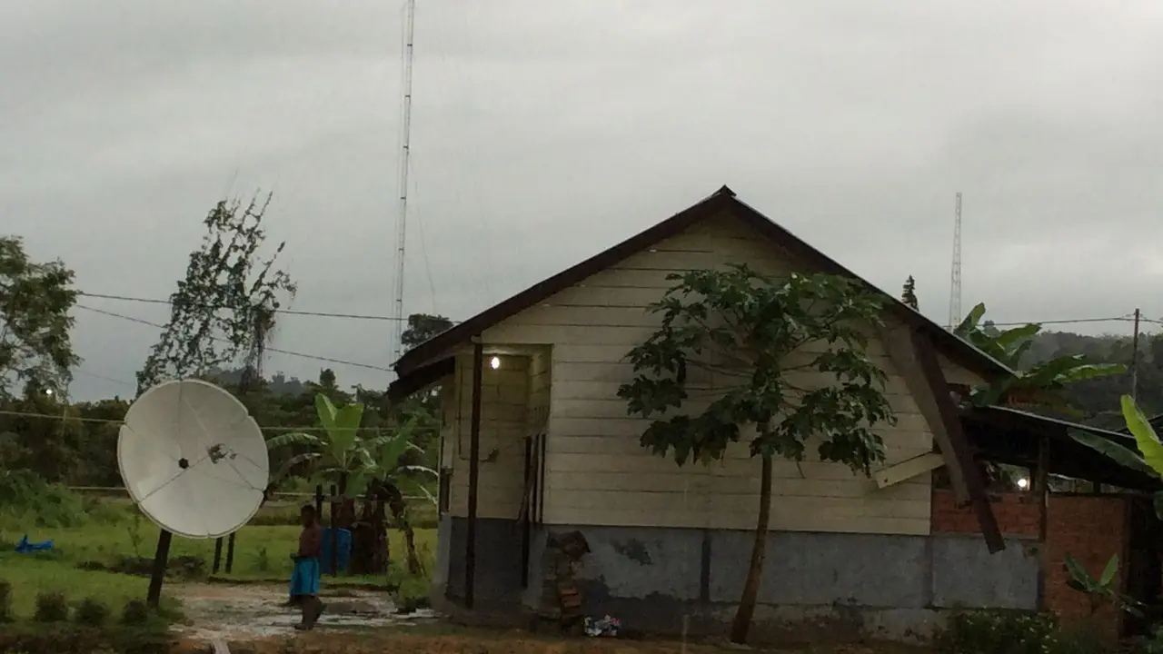 Listrik Menyala, Warga Kampung Fef Bergoyang Semalaman