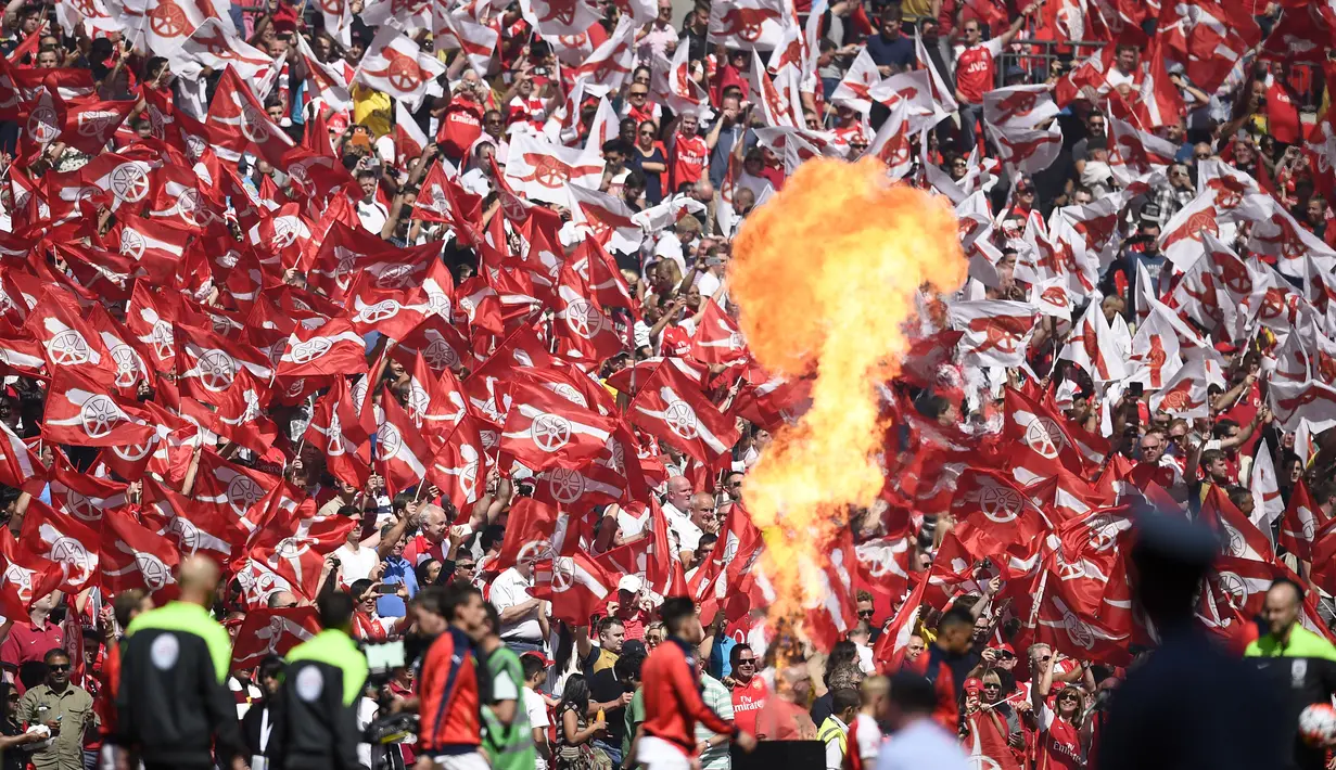 Aksi suporter Arsenal saat Community Shield 2015 di Stadion Wembley, Inggris. Minggu (2/8/2015) malam WIB. (Reuters/Dylan Martinez)