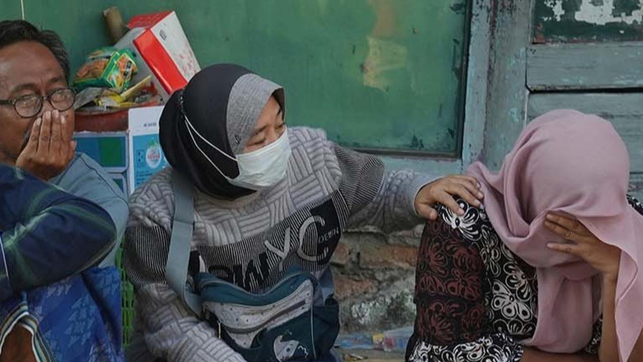 FOTO: Harap dan Cemas, Keluarga Santri Setia Menunggu di Lokasi Musala Ambruk