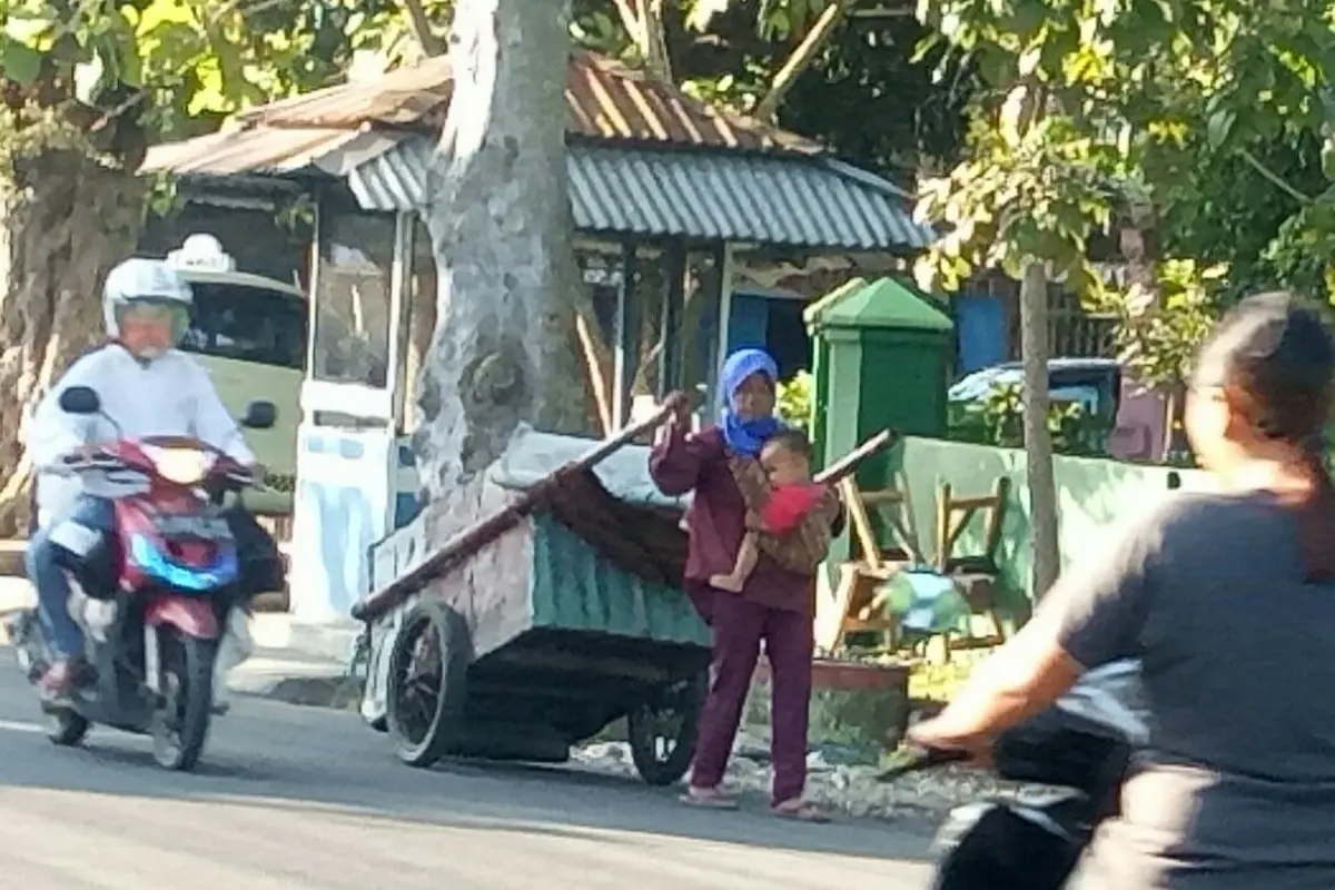 Demi Hidup dan Anak, Perempuan Ambarawa Ini Punguti Sampah