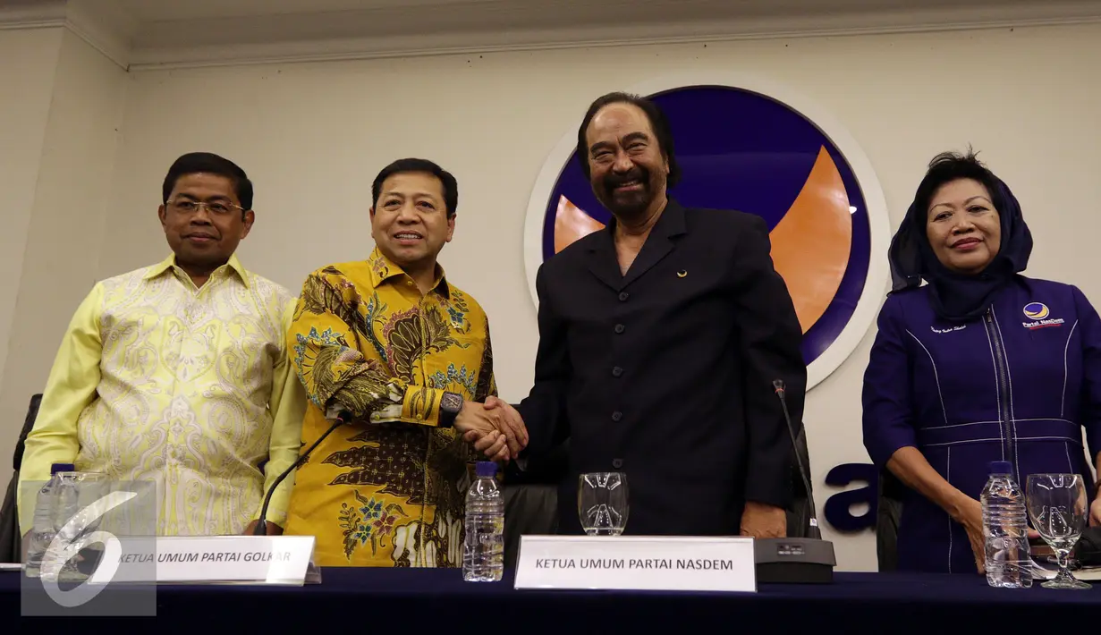 Ketua Umum Partai Nasdem Surya Paloh (kedua kanan) bersalaman dengan Ketua Umum Partai Golkar Setya Novanto (kedua kiri) usai melakukan pertemuan di Jakarta, Selasa (17/1). (Liputan6.com/JohanTallo)