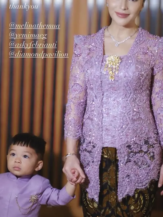 Lewat sebuah potret yang dibagikan di Instagram Stories, Nikita Willy tampil memesona dibalut kebaya kutubaru full payet rancangan desainer ternama, Asky Febrianti. [@nikitawillyofficial94/@melinathemua]