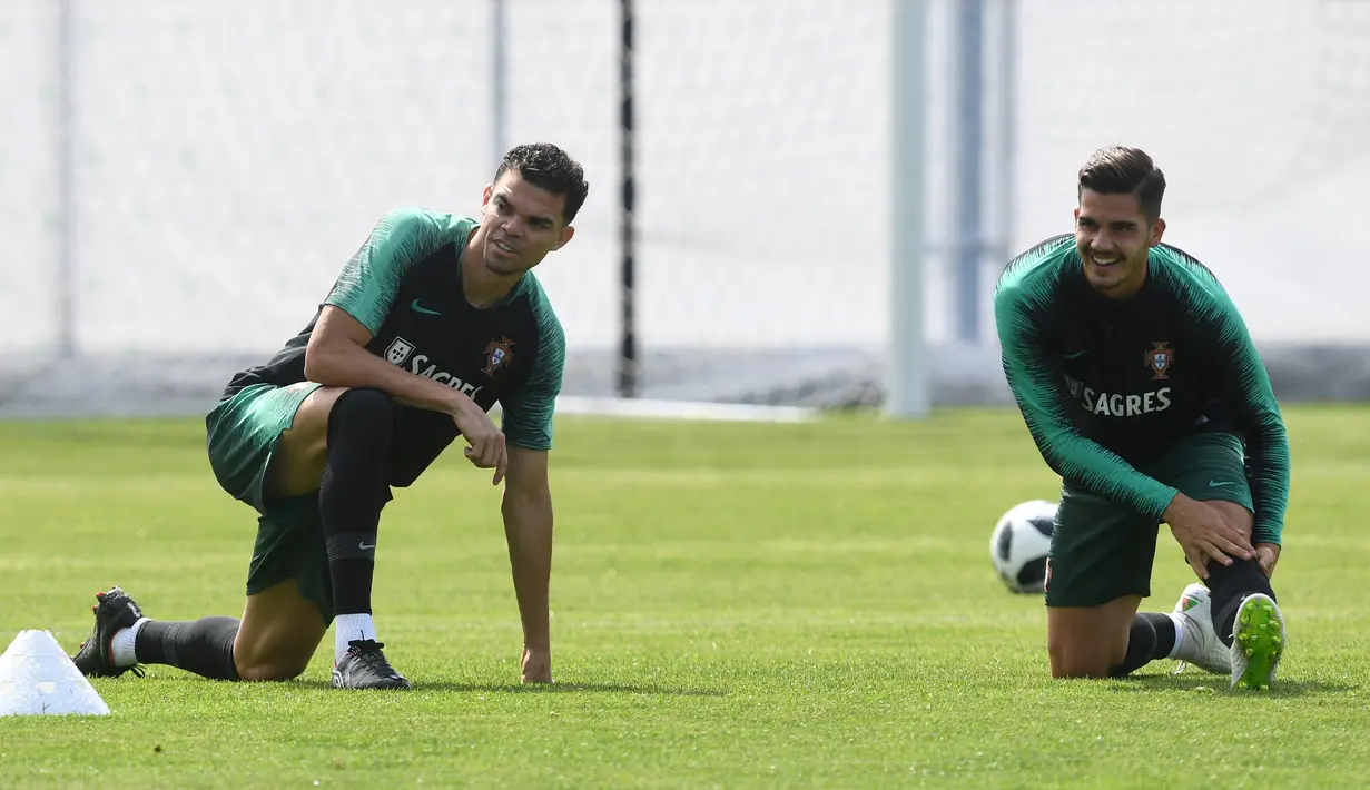 Andre Silva (kanan) dan Pepe melakukan pemanasan saat sesi latihan tim di Kratovo, Moskow, (12/6/2018). Portugal akan mejalani laga perdana grup B melawan Spanyol. (AFP/Francisco Leong)