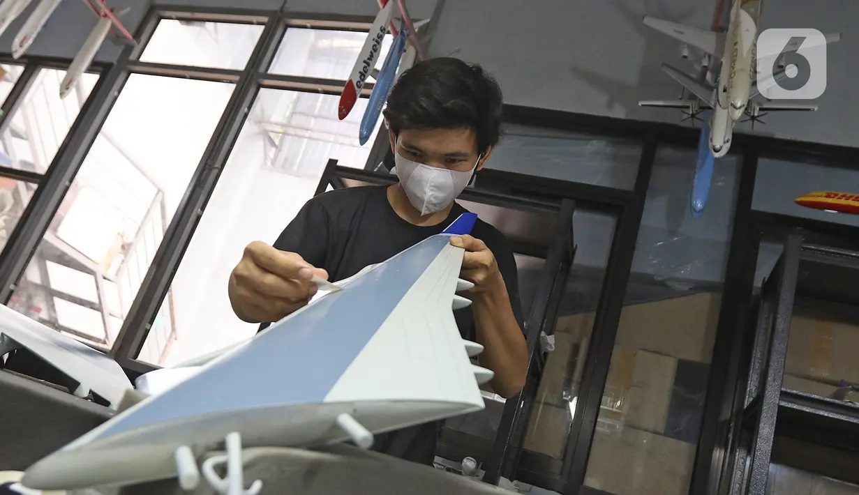 Pekerja menyelesaikan pembuatan miniatur pesawat di workshop Anglo Indonesian Aircraft Models di Cibinong, Kabupaten Bogor, Kamis (15/10/2020). Produk miniatur pesawat buatan Anglo Indonesian Aircraft Models ini telah diekspor ke beberapa negara. (Liputan6.com/Herman Zakharia)