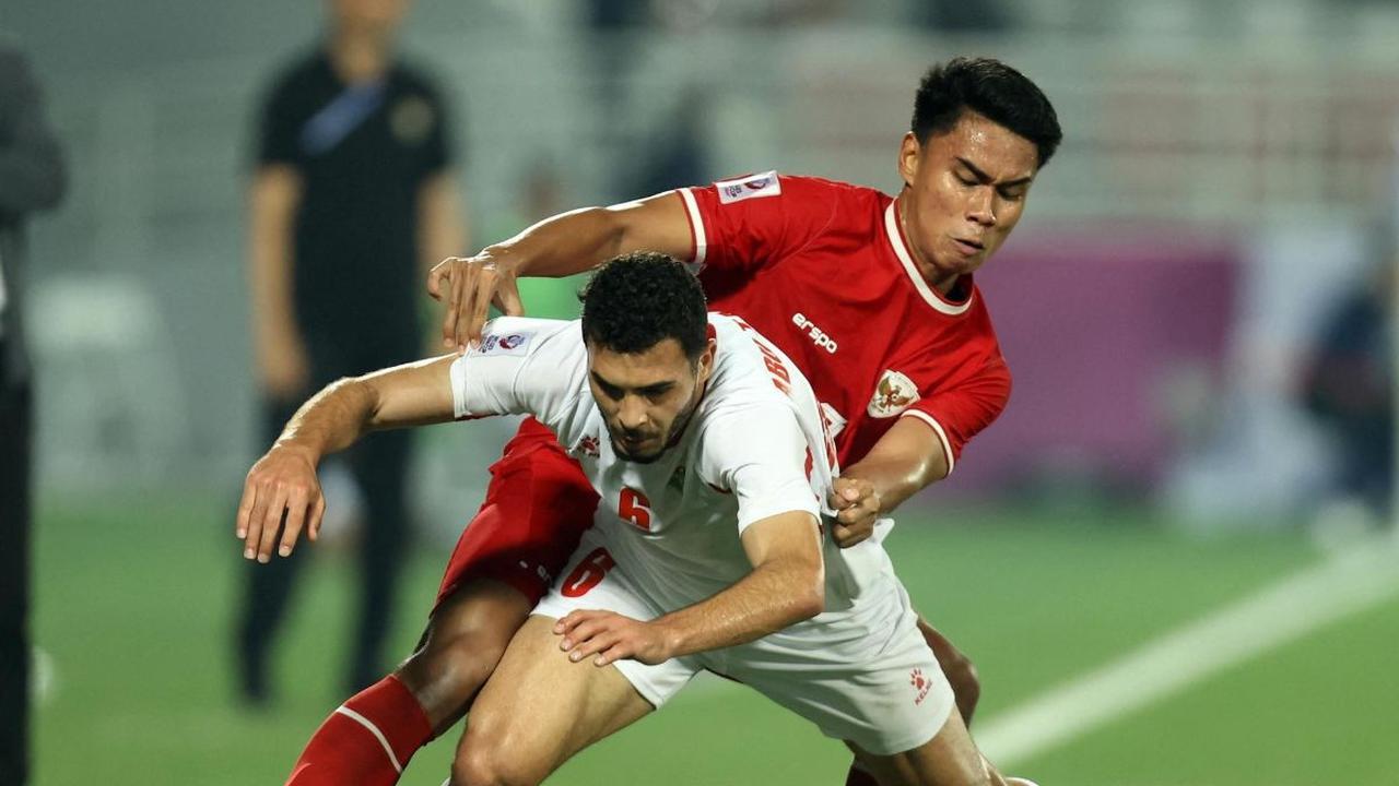 Sementara gol Yordania dihasilkan bunuh diri Justin Hubner di menit ke-79. <br><br>Di babak pertama, timnas Indonesia U-23 sudah unggul 2-0 melalui gol yang dicetak Marselino Ferdinan dan Witan Sulaeman. Foto: KARIM JAAFAR / AFP