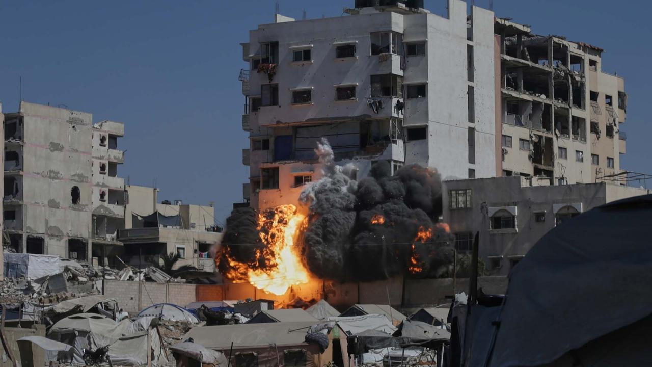 FOTO: Detik-detik Rudal Israel Hantam Gedung Bertingkat di Gaza, Warga Tetap Bertahan di Tengah Gempuran