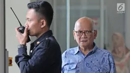 Mantan Menko Bidang Perekonomian Dorodjatun Kuntjoro usai pemeriksaan di Gedung KPK, Jakarta, Rabu (21/2). Dorodjatun diperiksa terkait kasus dugaan korupsi penerbitan SKL Bantuan Likuiditas Bank Indonesia (BLBI). (Liputan6.com/Herman Zakharia)