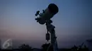 Sebuah teleskop untuk melihat posisi hilal di Pondok Pesantren Al Hidayah, Jakarta, Senin (16/6/2015). Posisi hilal masih -3 derajat di bawah ufuk sehingga penentuan jatuhnya 1 Ramadan 1436 H menunggu keputusan pemerintah. (Liputan6.com/Faizal Fanani)