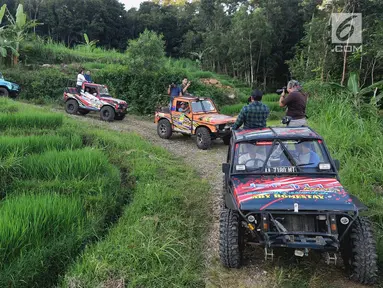 Wisatawan menaiki jip semi-terbuka saat berkeliling di Desa Wisata Kaki Langit Mangunan, Bantul, Yogyakarta (4/5). Desa Wisata Kaki Langit Mangunan yang baru berjalan hampir setahun ini dikelola warga setempat. (Merdeka.com/Arie Basuki)