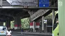 Pejalan kaki menyeberangi jalan di JPO di Prumpung, Jakarta, Selasa (18/9). Minimnya kesadaran warga menyeberangi jalan tanpa menggunakan JPO dapat membahayakan keselamatan serta menyebabkan kecelakaan.(merdeka.com/ Iqbal S. Nugroho)