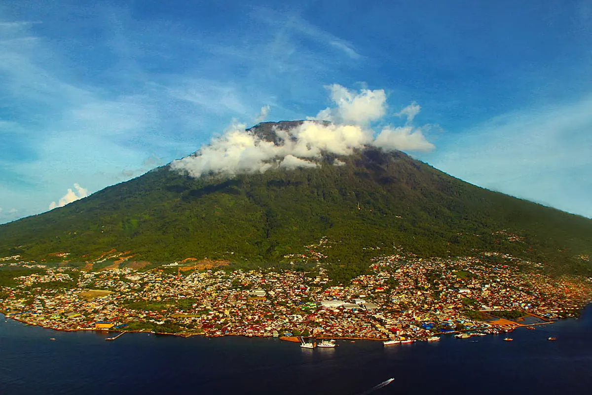 6 Gunung Berstatus Waspada di Indonesia-Gunung Gamalama 