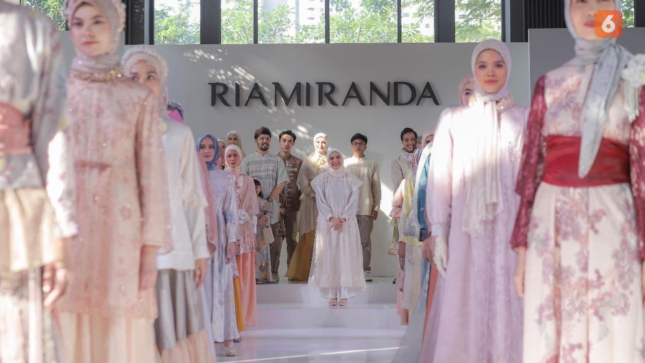 Desainer Ria Miranda memperkenalkan koleksi busana terbaru, Raya.