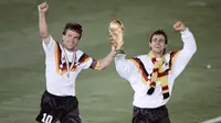 Lothar Matthaus (kiri). Gelandang Jerman yang kini berusia 61 tahun dan pensiun pada Januari 2001 ini mengoleksi 25 Caps dalam 5 edisi Piala Dunia, 1982 hingga 1998. Menorehkan 6 gol dan 1 assist, prestasi terbaiknya menjadi juara pada edisi 1990 usai menang 1-0 dari Argentina di final. (AFP/Staff)