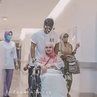 Irish Bella dan Ammar Zoni pada hari kelahiran anak mereka. (Instagram/@bukaan.moment)