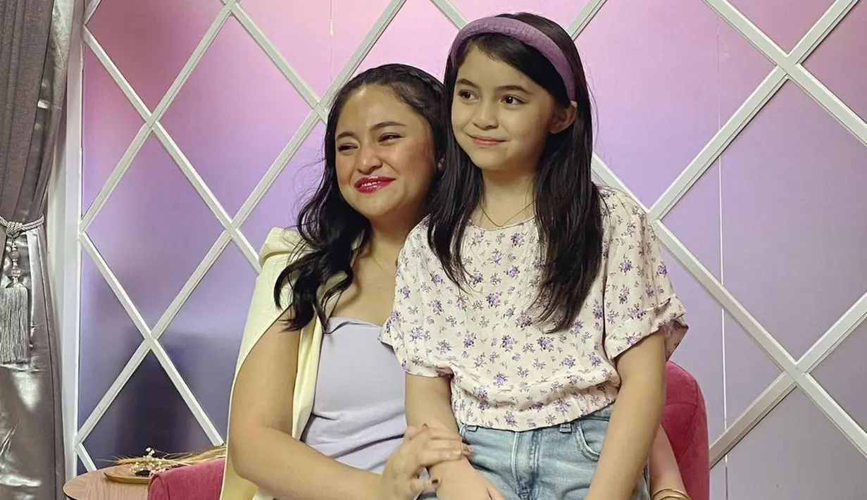 Sienna, anak perempuan dari Marshanda tumbuh cantik seperti sang ibu. Dalam foto yang justru terlihat bak kakak beradik ini, Marshanda mengenakan mermaid dress berwarna ungu muda, sedangkan Sienna tampil cantik dengan blouse bermotif bunga dan celana jeans. Foto: Instagram.