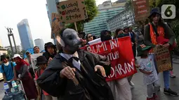 Aktivis lingkungan melakukan long march dari Dukuh Atas menuju Istana, Jakarta, Sabtu (26/10/2019). Mereka meminta Presiden Joko Widodo atau Jokowi lebih memperhatikan isu lingkungan seperti penyelamatan hutan dan pelindungan petani. (Liputan6.com/JohanTallo)