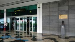 Terdapat patung Cristiano Ronaldo di pintu kedatangan Bandara Madeira. Kota ini merupakan tempat kelahiran Cristiano Ronaldo. (Bola.com/Reza Khomaini)