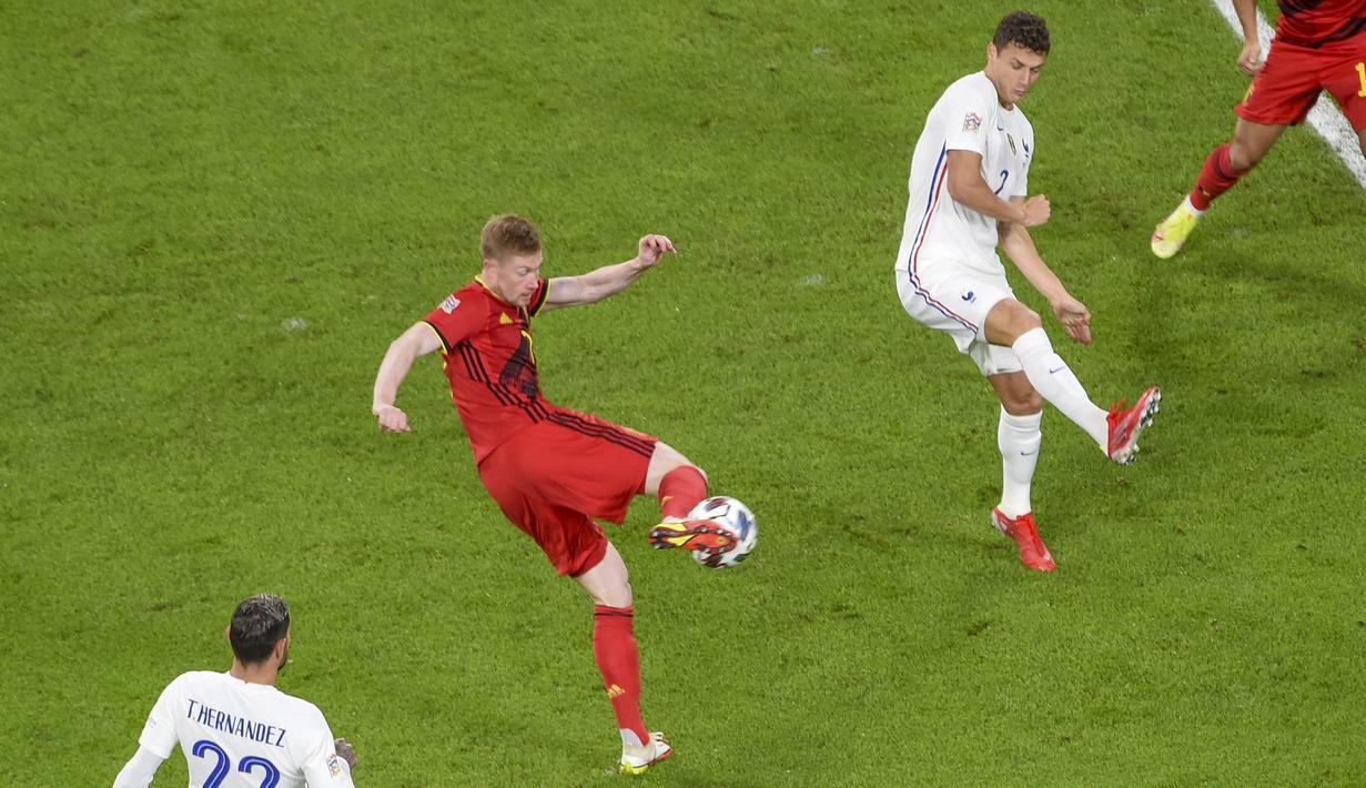 Belgia membuka peluang di menit ke-3 melalui sepakan terarah Kevin De Bruyne yang masih dapat ditepis kiper Prancis, Hugo Lloris. (AP/Pool/Massimo Rana)