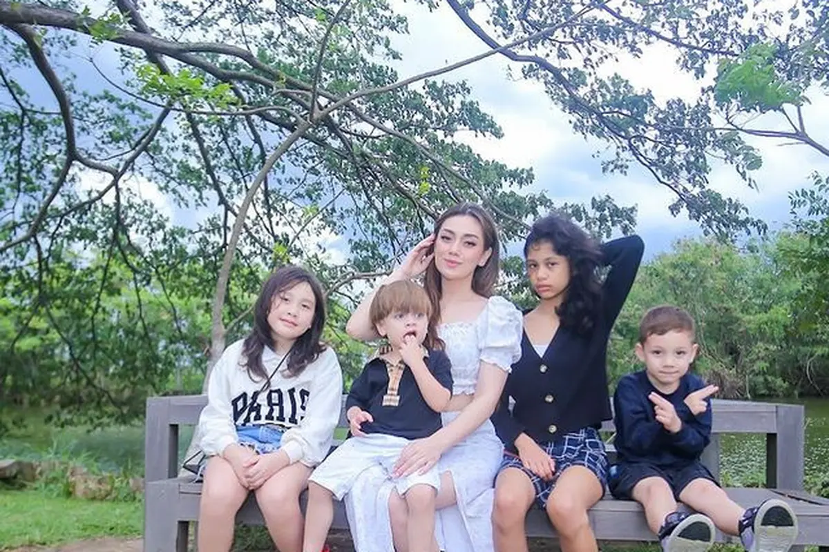 Celine Evangelista bersama anak-anaknya (Instagram/celine_evangelista)